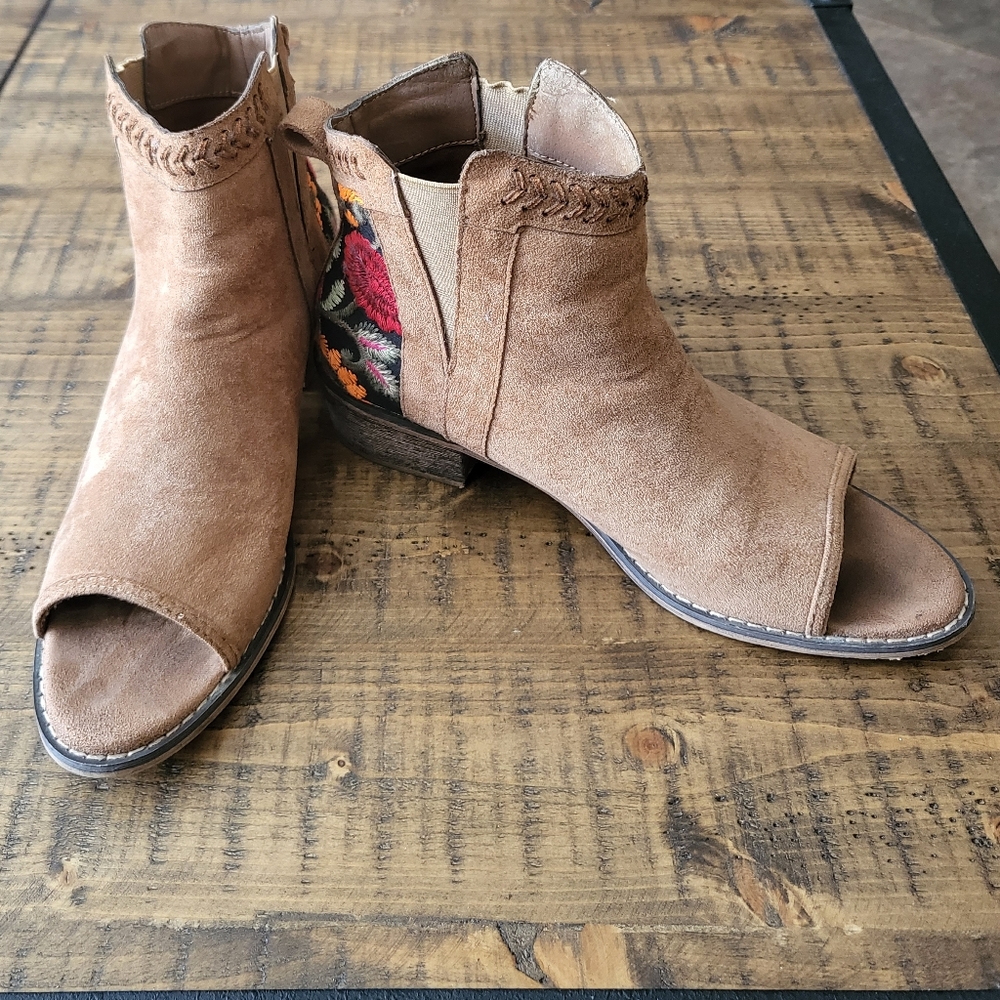 TIARA Topa Booties
